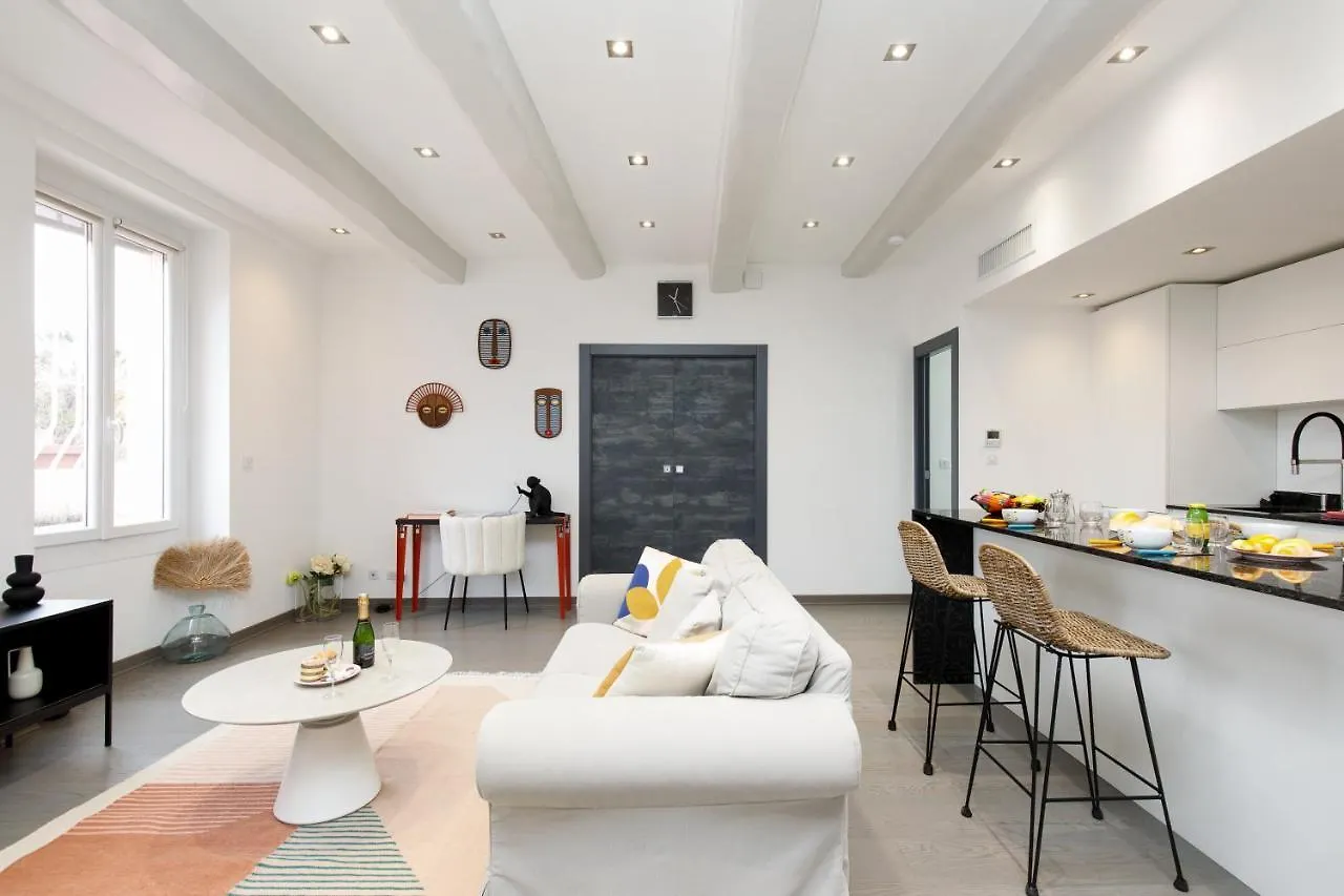 Ginabelayourhosthelper Saint-Tropez Apartment